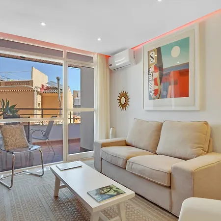 Beachfront In With Pool Apartman